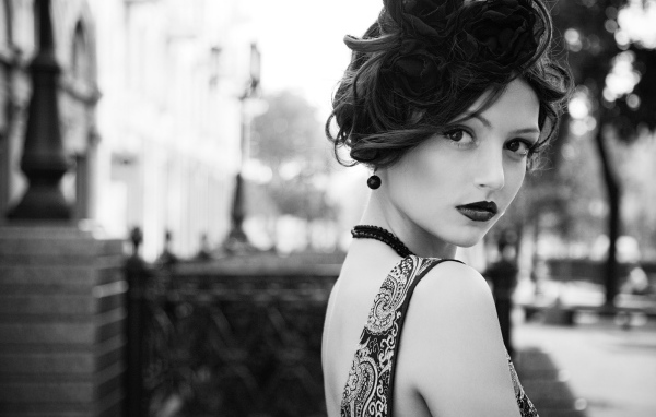 Брюнетка с тёмной помадой