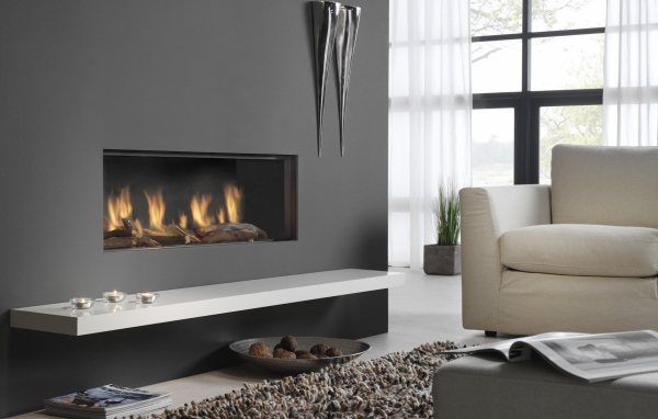 Горящий камин гостиной