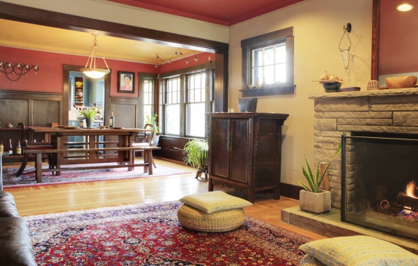 Горящий камин в гостиной