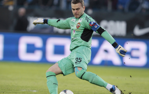 Вратарь ЦСКА Игорь Акинфеев бьет по мячу