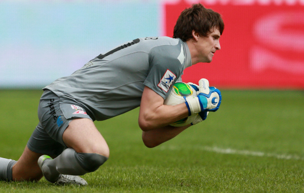 Пойманный мяч в руках вратаря Спартака Сергея Песьякова