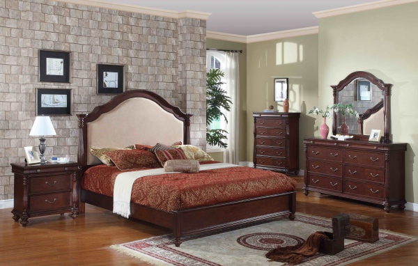 Классическая кровать в спальне