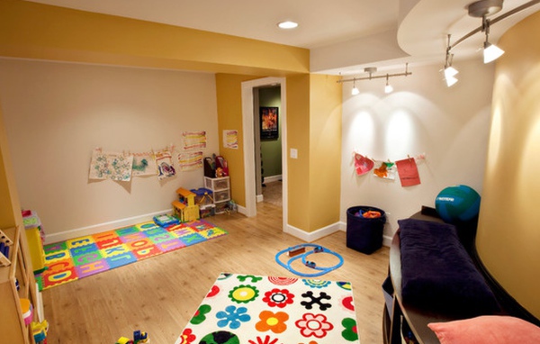 Пестрые коврики на полу в детской