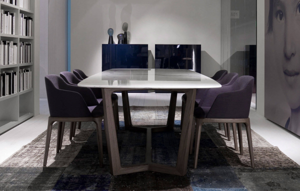 Удобные кресла в столовой