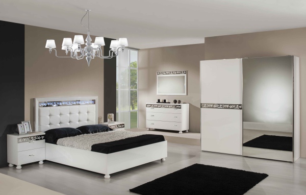 Кремовые стены в спальне