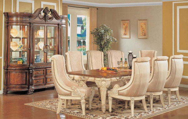 Кресла кремового цвета в столовой