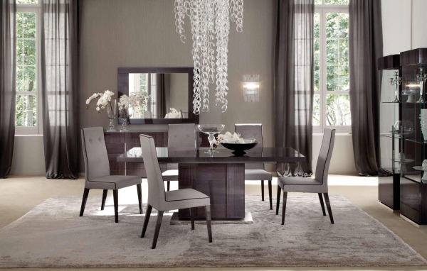 Декоративная люстра в столовой