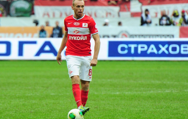 Денис Глушаков полузащитник Спартака с мячом