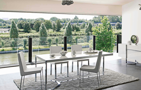 Столовая на балконе