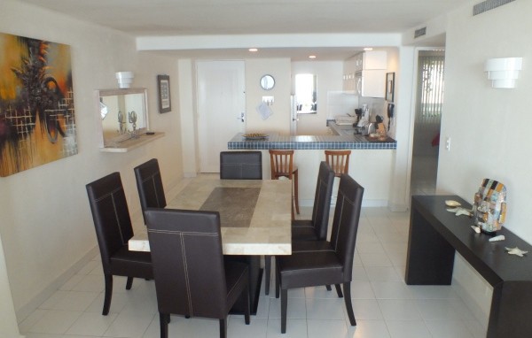 Столовая совмещенная с кухней