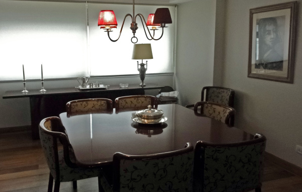 Блюдо на столе в столовой