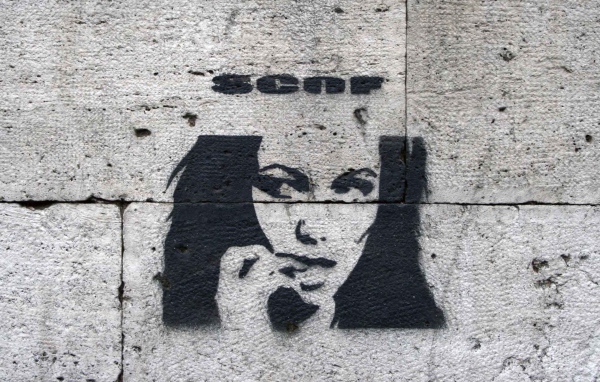 Рисунок девушки на стене