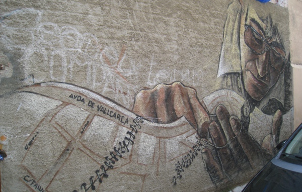 Рисунок мужчины в очках на стене