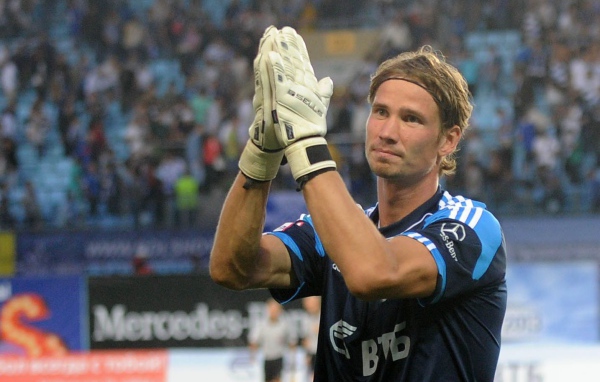 Антон Шунин вратарь Динамо приветствует болельщиков