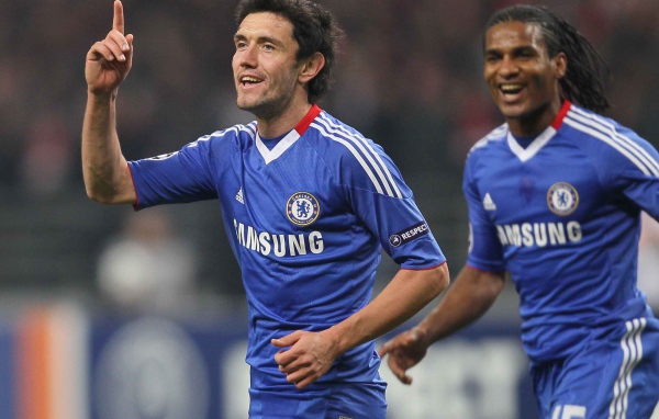 Полузащитник Динамо Юрий Жирков бежит по полю