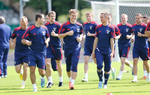 Нападающий Динамо Александр Кокорин со своей командой