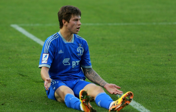 Нападающий Динамо Федор Смолов на поле