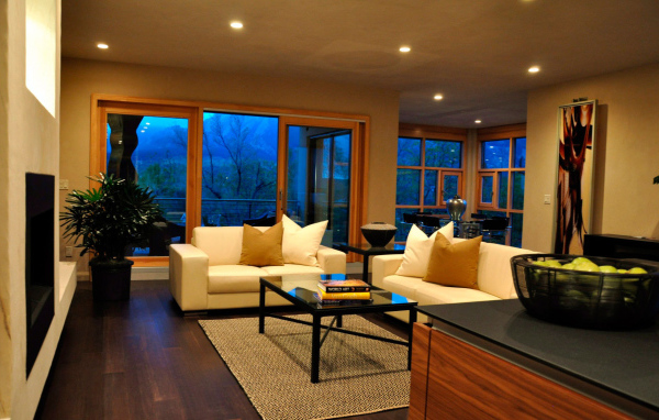 Вечерняя подсветка в гостиной