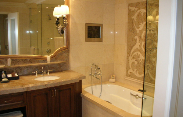 Отличная ванная комната в стиле люкс