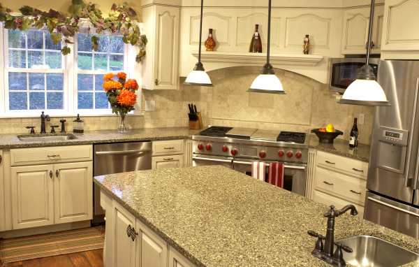 Кран на столе в кухне