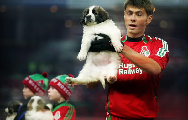 Футболист Динияр Билялетдинов с собакой