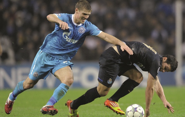 Футболист Игорь Денисов на поле