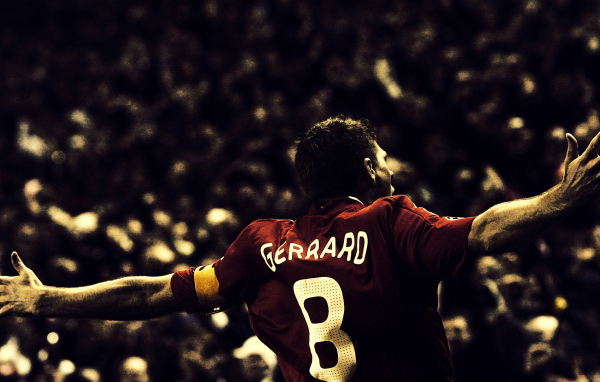 Футболист празднует гол