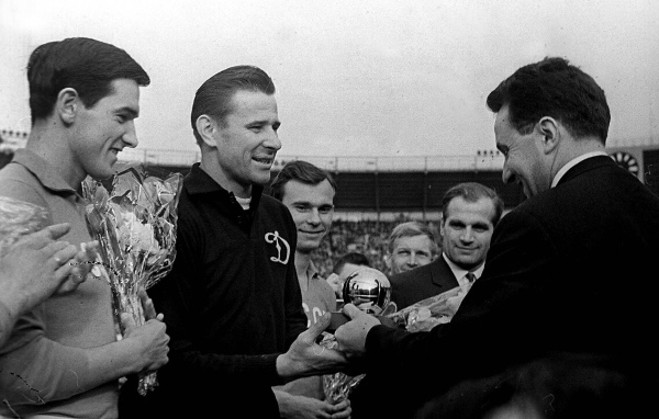 Футболист Лев Яшин получает награду