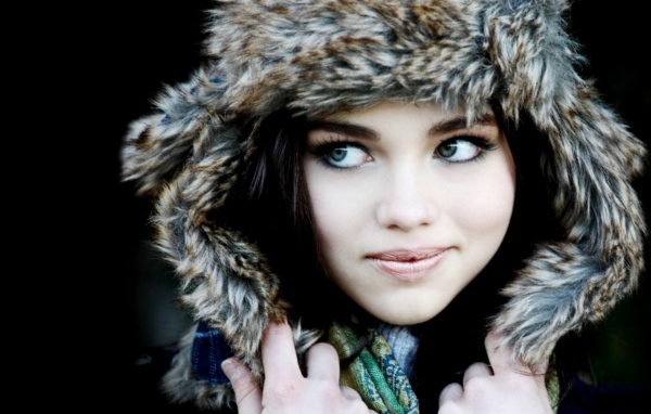 Девушка в меховой шапке