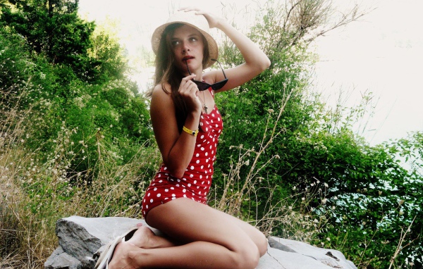Девушка в купальнике в горошек