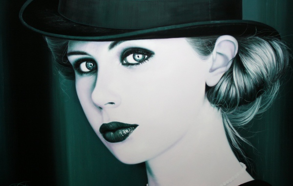 Девушка в чёрной шляпе и с чёрной помадой