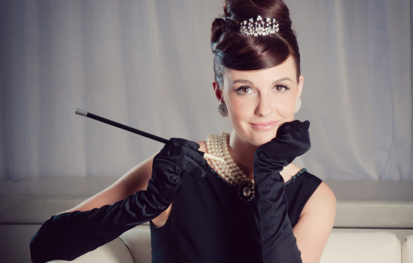 Девушка в чёрном наряде