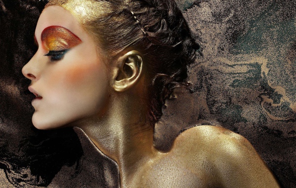 Девушка в золотой пыльце