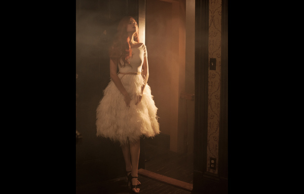 Девушка в белом красивом платье