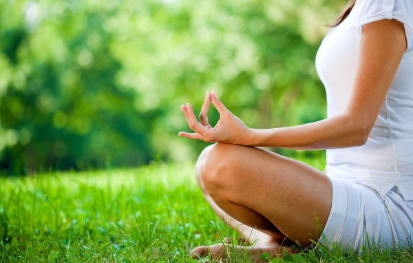 Девушка медитирует