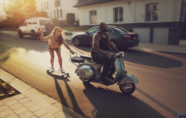 Девушка едет на скейтборде