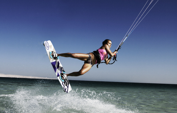 Девушка заниматься кайтингом