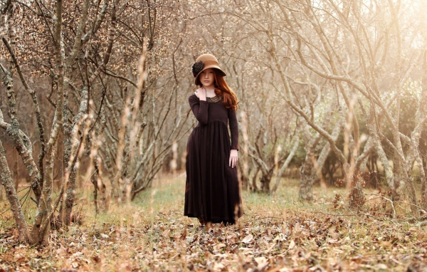 Девушка на осенней листве