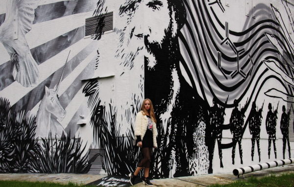 Девушка на фоне граффити