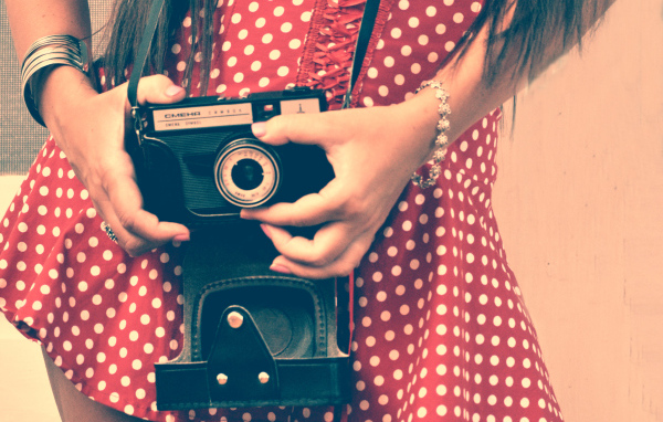 Девушка фотографирует себя