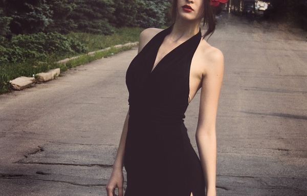 Девушка с цветком в волосах