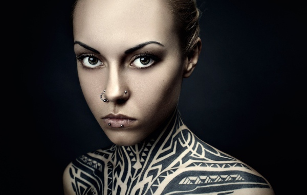Девушка с пирсингом и татуировкой