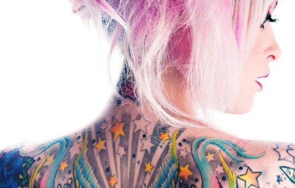 Girl with pink hair and a tattoo on his back