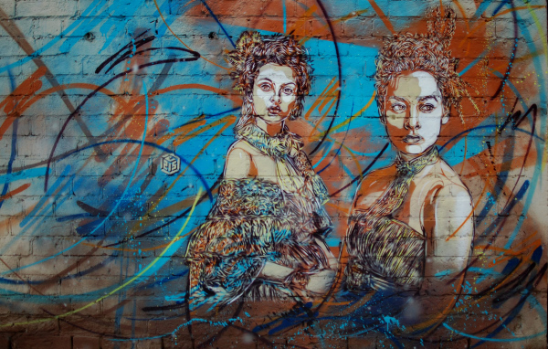 Граффити, две женщины