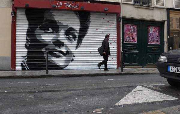 Граффити с улыбающимся человеком