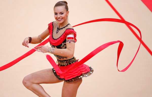 Гимнастка с лентой