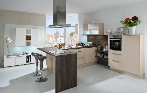 Вытяжка над столом в кухне