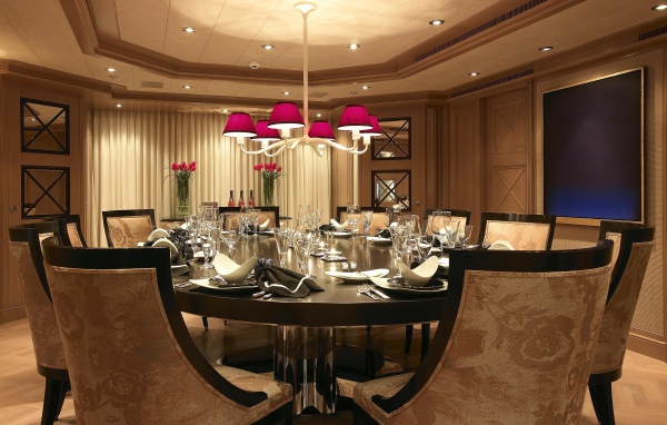 В столовой все готово для приема гостей