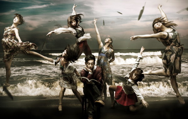 Японские балерины на фоне моря