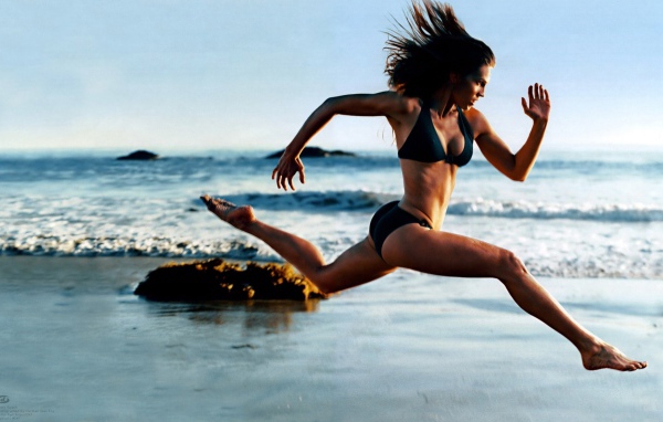 Бег на пляже